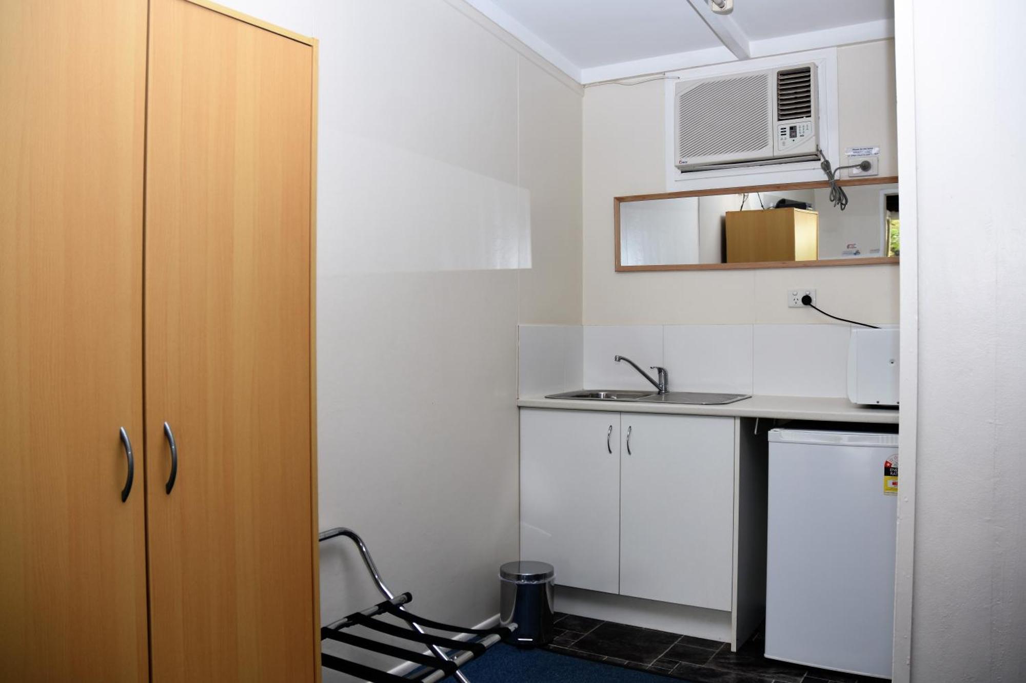 Chinchilla Motel Room photo